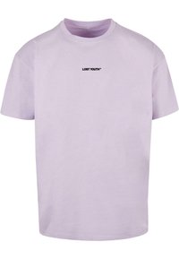Lilla bomulls T-skjorte med rund hals og korte ermer. Har svart tekst "LOST YOUTH™" på midten av fronten. Enkelt og udelikat design.