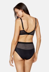 Czarny zestaw bielizny z teksturowanym biustonoszem z regulowanymi ramiączkami oraz wysokim stanem majtek z panelami z wzorzystej siateczki.