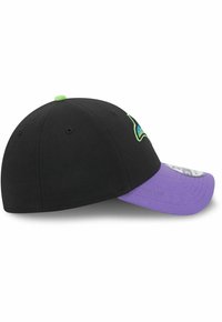 Schwarze Kappe mit einem lila Schirm, die oben einen grünen Akzent und ein gesticktes Design in Blau und Grün auf der Vorderseite hat.