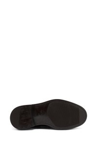 Sole di scarpa in pelle nera con finitura liscia e lucida e grip testurizzato. Presenta una forma arrotondata e una marcatura di misura visibile all'interno.