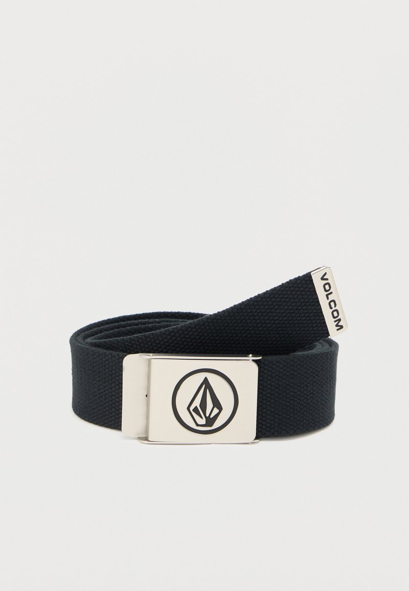 Ceinture en toile noire avec boucle en métal argenté ornée d'un logo. L'extrémité comporte une étiquette imprimée "VOLCOM". Texture lisse, design durable.