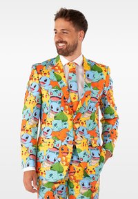 Felgekleurde pakken gemaakt van stof met cartoon Pokémon personages. Het ontwerp bevat verschillende kleuren zoals oranje, blauw en geel.