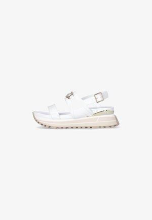Witte platform sandalen met twee brede banden en een zijgesp. Met een gestructureerde beige zool en subtiele metallic accenten op de hak.