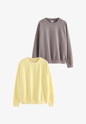 To svedtrøjer: en i blød gul, den anden i dæmpet grå. Begge har rund hals, lange ærmer og ribkantede manchetter.