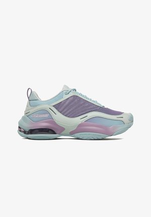 Scarpa da ginnastica sportiva azzurro chiaro e lavanda con pannelli in mesh, suola imbottita e logo Reebok su tallone e lato.