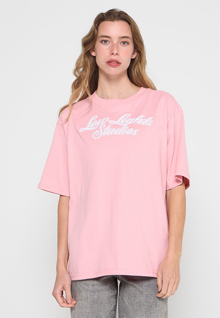 LOW LIGHTS STUDIOS® T-shirt print roze