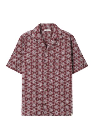 Chemise à manches courtes, boutonnée, avec une base bordeaux et un motif floral blanc, dotée d'un col classique et d'un ourlet droit.
