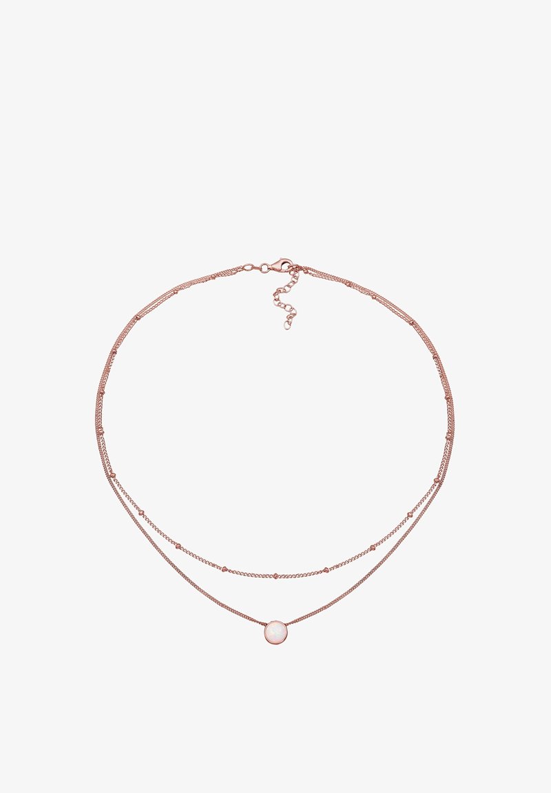 Collier double couche en chaîne fine en or rose avec de petites perles rondes sur la chaîne supérieure et un pendentif rond en pierre blanche sur la chaîne inférieure.