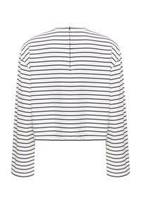 Fehér, fekete vízszintes csíkos cropped top, hosszú ujjakkal és hátul kulcslyuk záródással. Puha anyag, sima textúrával.