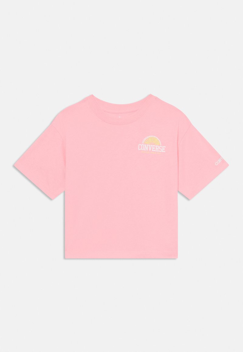 Ροζ κοντομάνικο μπλουζάκι από βαμβάκι. Διαθέτει το λογότυπο "Converse" σε άσπρο χρώμα και γραφικό ήλιου στο στήθος, με άνετη εφαρμογή και στρογγυλή λαιμόκοψη.