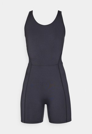 Bañador negro de una sola pieza con un ajuste ceñido, que presenta un diseño sin mangas, costuras verticales y una textura de tela suave y elástica.