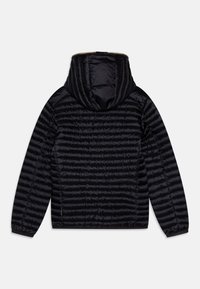 Giacca a vento nera con cappuccio, caratterizzata da una texture trapuntata orizzontale, chiusura a zip e polsini elasticizzati. Materiale sintetico liscio e lucido.