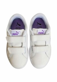 Sneakers sintetici bianchi con cinturini in velcro, dotati di un logo viola sulla linguetta e all'interno. Punta arrotondata e collare imbottito.