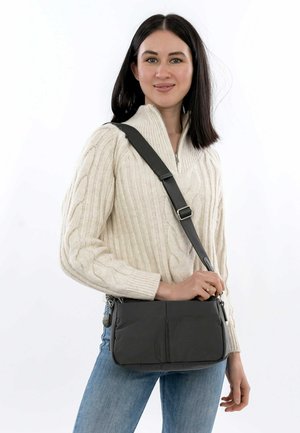 Borsa a tracolla in tessuto grigio con una texture liscia, dotata di chiusura con zip, tracolla regolabile e due tasche esterne sul davanti.