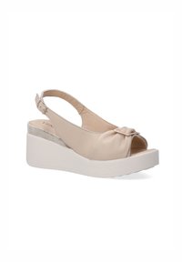 Béžové kožené slingback wedge boty s otevřenou špičkou, uzlovým detailem na přední části a bílou platformou s kovovými akcenty.