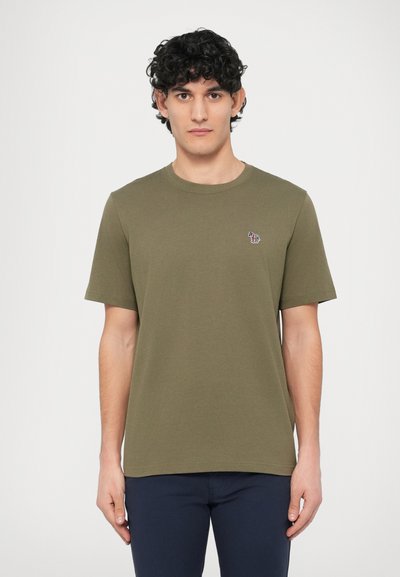 Tricou din bumbac verde măsliniu, cu mâneci scurte, guler rotund și un mic logo brodat pe piept. Design simplu și croială dreaptă.