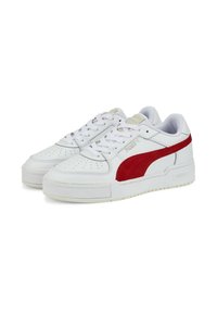 Sneakers bianchi con design in pelle perforata, caratterizzati da una striscia in suede rosso, lacci piatti e suola. Logo del marchio sul lato.