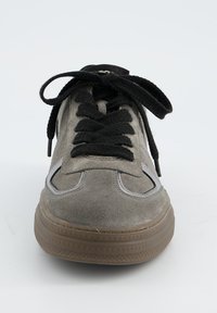 Baskets en suède gris avec lacets noirs, bout arrondi, semelle en caoutchouc et accents de surpiqûres blanches. Tige texturée avec un col rembourré.