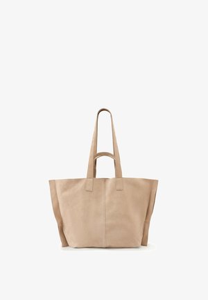 Beige Ledertasche mit zwei Griffen: einem kurzen und einem langen, mit einer einfachen, mittigen Naht vorne.