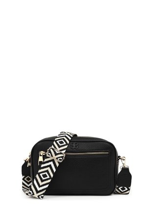 Bolso bandolera rectangular de cuero negro con bolsillo frontal con cremallera y correa ajustable ancha con patrón geométrico en blanco y negro.