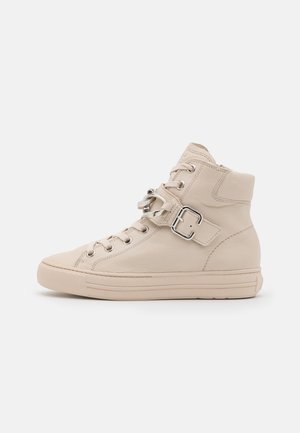 Skórzany, off-white sneakers z wysoką cholewką, sznurowadłami, bocznym paskiem z klamrą i płaską gumową podeszwą na jednolitym tle.
