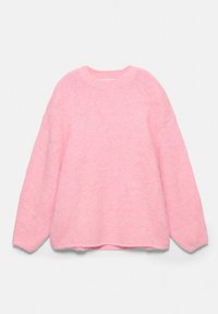 Pull rose doux et duveteux à col rond, manches longues et coupe décontractée, présenté à plat sur un fond clair.