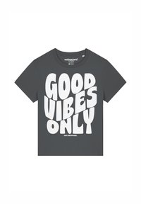 Grijze katoenen t-shirt met een groot wit grafisch tekstenontwerp met de frase "GOEDE VIBES ALLEEN" in verschillende lettertypen. Korte mouwen, ronde hals.