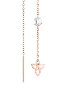 Orecchini in oro rosa caratterizzati da un design a catena con una perla di cristallo trasparente e un ciondolo floreale decorativo con dettagli intagliati.