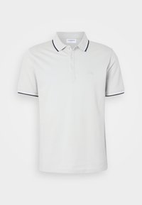 Hellgraues Poloshirt aus weicher Baumwolle mit einer dreiknöpfigen Knopfleiste, einem Kragen mit marineblauen Akzenten und einem dezenten Logo auf der Brust.