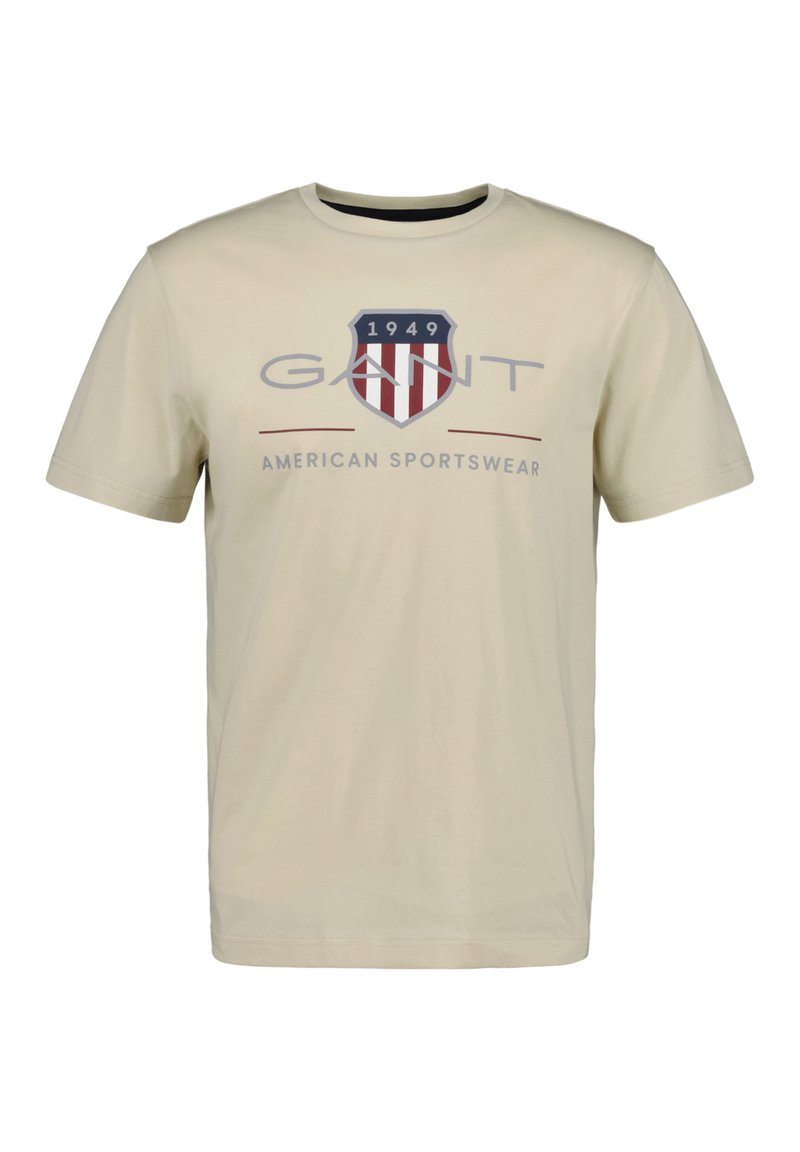 Lichtbeige katoenen t-shirt met korte mouwen, ronde hals en een logo in blauw en rood met strepen en tekst "GANT 1949 AMERICAN SPORTSWEAR."