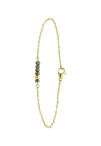 Pulsera de cadena de oro con cinco cuentas de mármol verde y un cierre de oro. Presenta un diseño delicado y eslabones texturizados en la cadena.