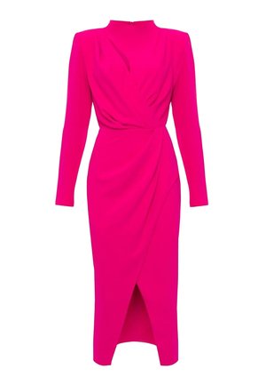 Długa sukienka midi w kolorze fuksji z długimi rękawami, wysokim dekoltem, marszczonym paskiem w talii oraz rozcięciem z przodu.