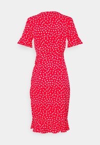 Rotes Blumenkleid mit kurzen, ausgestellten Ärmeln, knielangem Saum und Rüschendetails. Es hat kleine weiße Blumenmuster auf der gesamten Oberfläche.