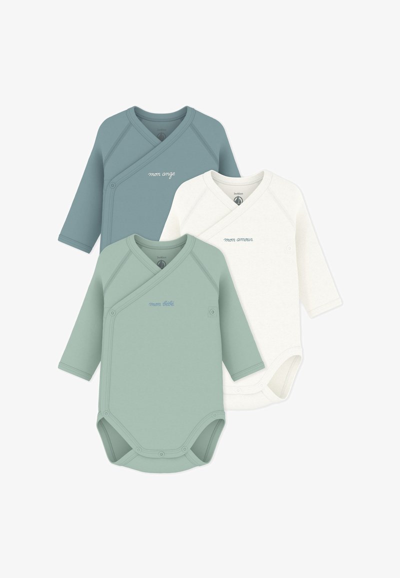 Drie langmouw bodysuits van zachte stof: teal, lichtgroen en crèmekleurig. Wikkelontwerp met drukknoopsluitingen en geborduurde tekst op elk.