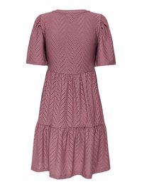 Robe courte mauve à manches courtes avec jupe à volants et motif ajouré en chevron sur tissu léger, vue de dos.