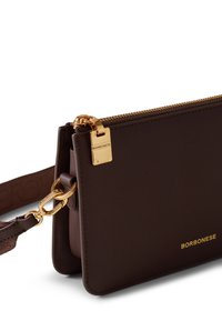 Borsa a tracolla in pelle marrone con dettagli in oro, chiusura a zip e logo. Dispone di una tracolla removibile e ha una forma rettangolare slim.