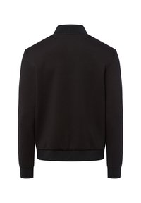 Zwarte bomberjack met lange mouwen en geribbelde kraag, manchetten en zoom, weergegeven vanuit de achterkant op een witte achtergrond.