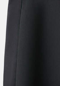 Close-up van zwart stof met twee verschillende texturenpanelen naast elkaar, de ene glad en de andere geweven.