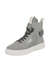 Hoge sneaker in grijs leer en suède, met grijze veters, een klittenbandsluiting en een witte rubberen zool met geribbelde details.