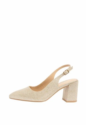 Beige slingback pump met een gestructureerd oppervlak, een puntige neus, verstelbare gesp en blokhak.