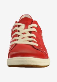 Sneaker in pelle rossa con lacci bianchi, punta arrotondata e accenti laterali testurizzati. Suola color crema con motivo di tread leggero.