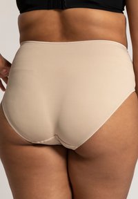 Mutande beige a vita alta con tessuto morbido ed elastico. Presenta un design senza cuciture e bordi morbidi per il massimo comfort.