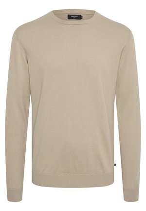 Suéter de cuello redondo de manga larga color beige, hecho de una tela de punto suave. Presenta puños y dobladillo acanalados, con una textura sutil. Etiqueta visible en el cuello.