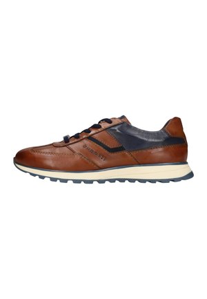 Brauner und marineblauer Ledersneaker mit schwarzen Schnürsenkeln, weißer Sohle, profiliertem Außenboden und dem Markennamen "bugatti" an der Seite.
