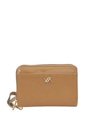 Cartera de cuero con textura marrón claro con emblema de logo dorado, cierre con cremallera y correa de muñeca adjunta sobre fondo blanco.