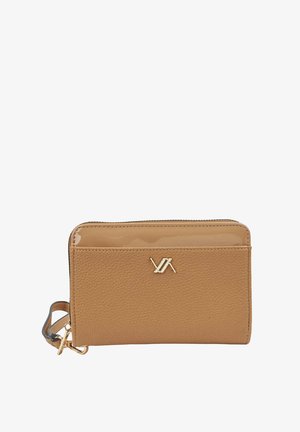 Cartera de cuero con textura marrón claro con emblema de logo dorado, cierre con cremallera y correa de muñeca adjunta sobre fondo blanco.