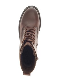 Bota de cuero marrón hasta el tobillo con punta redonda, cordones en la parte frontal y cuello acolchado. Forro interior texturizado y suela de goma para mayor tracción.