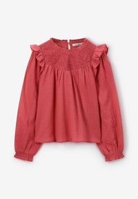 Blouse rouge à manches longues avec corsage supérieur brodé, détails plissés et accents à volants sur les épaules et les poignets. Tissu doux et texturé.