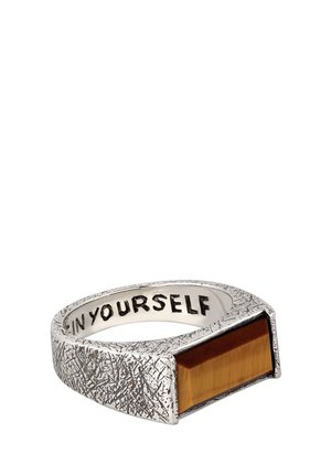 Sølvtekstureret ring med en rektangulær tigerøje-sten og indskriften "IN YOURSELF" på indersiden af båndet.