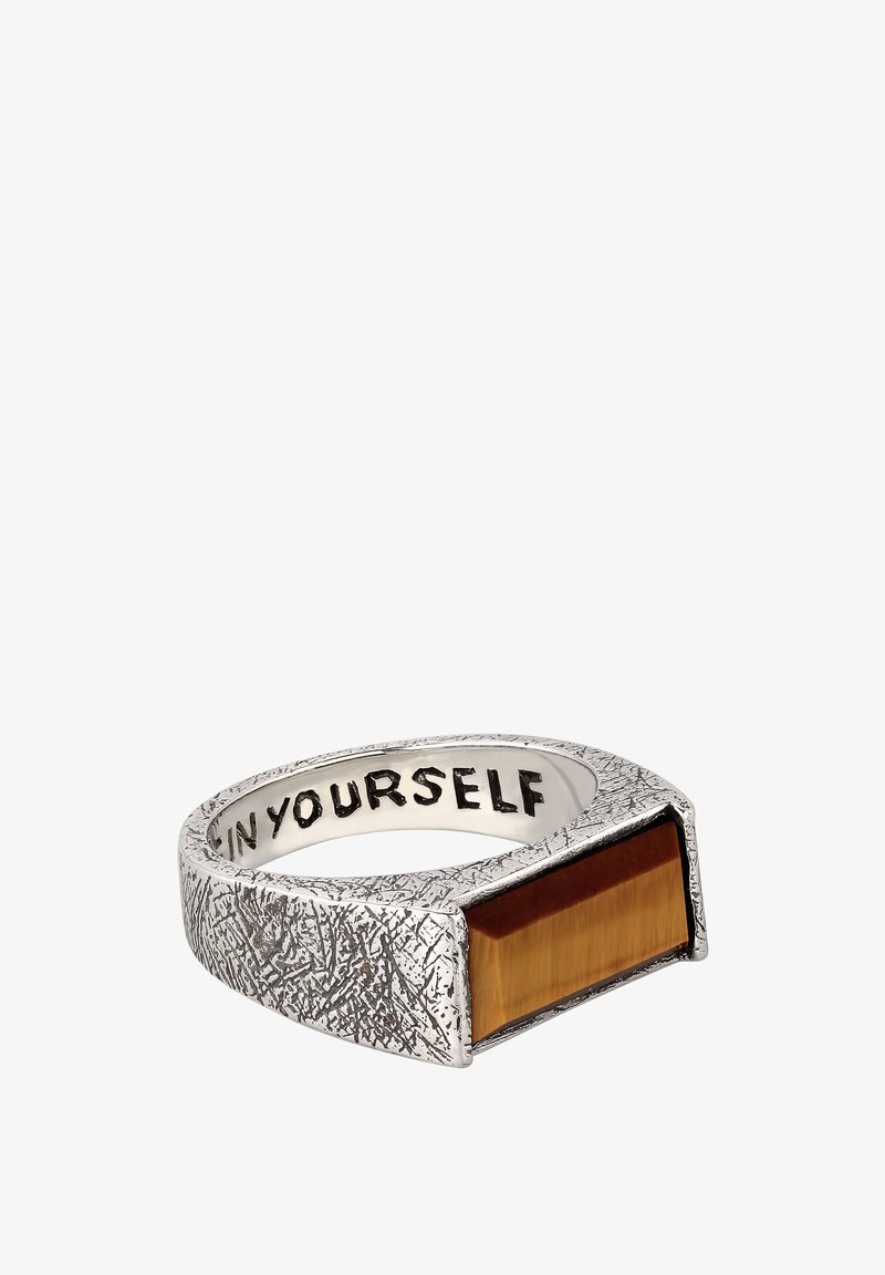 Bague argentée texturée avec une pierre œil de tigre rectangulaire et l'inscription "IN YOURSELF" à l'intérieur de l'anneau.